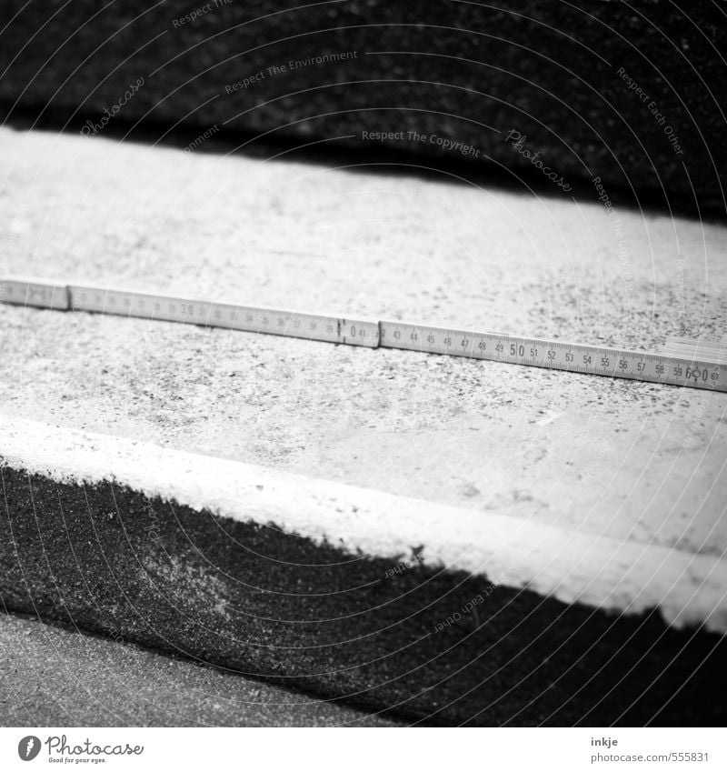 die Vermessung der Welt Handwerker Baustelle Menschenleer Treppe Zollstock Beton Ziffern & Zahlen schwarz weiß Genauigkeit Präzision messen Skala