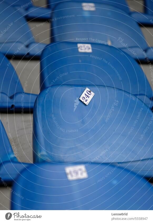 Leere blaue Sitze in einem Fußballstadion Arena Publikum Stuhl leer Veranstaltung In einer Reihe keine Menschen niemand Plastikstuhl Kunststoffsitz Sitzreihe
