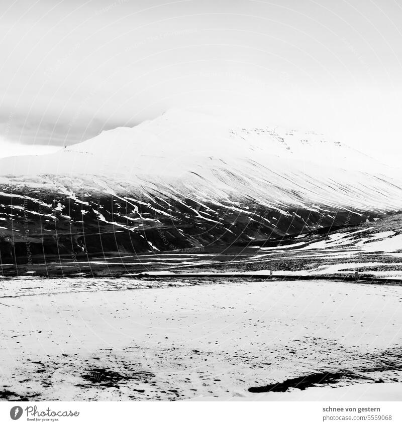 Der Norden Islands II Schnee im Hintergrund Berge u. Gebirge Natur Landschaft Winter im Freien kalt malerisch Himmel Felsen Eis Klima gefroren Formation Saison