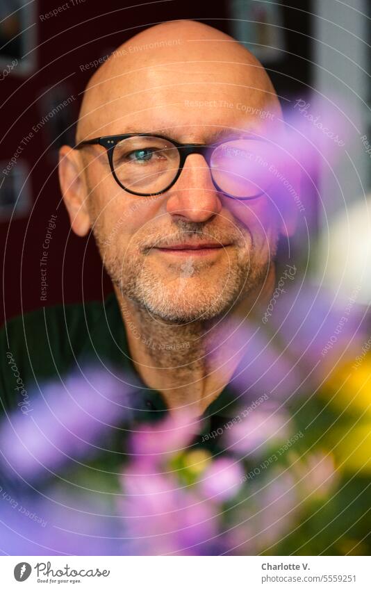 Weites Land | Sag´s durch die Blume | Männerporträt mit unscharfen Blumen im Vordergrund Mensch 1 Mensch Person 1 Person Mann Mann mit Brille Porträt Portait