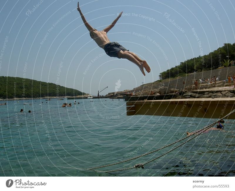 Segelflug mit Wasserlandung Meer springen Steg Freizeit & Hobby Sommer Sprungbrett Kroatien sea water dive footbridge Insel boy Freude fun leisure diving board