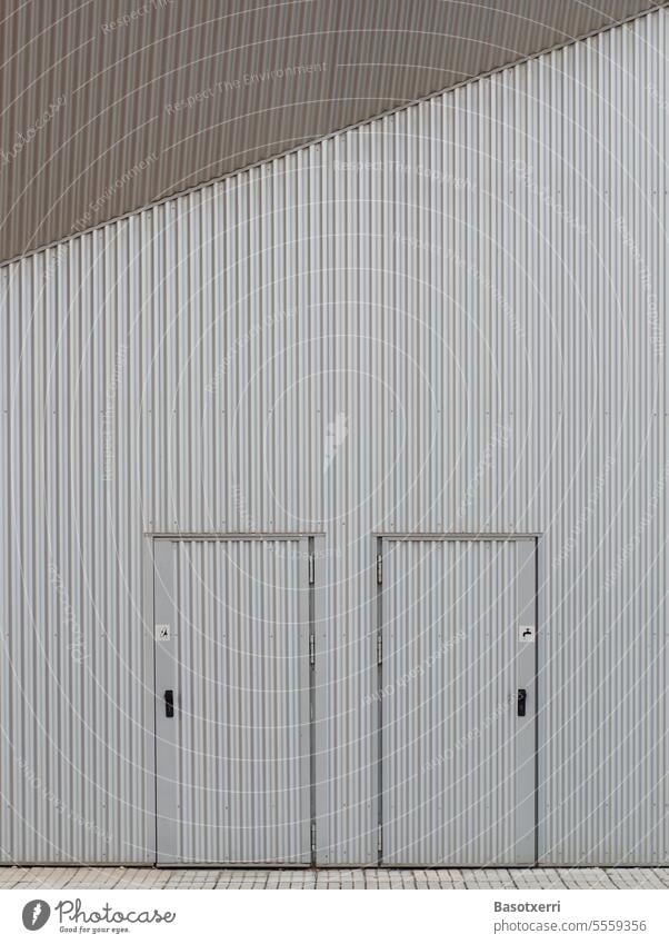 Graue Blechfassade mit zwei Türen grau Fassade Symmetrie abstrakt Haus Gebäude modern Architektur Strukturen & Formen Linie Moderne Architektur ästhetisch urban