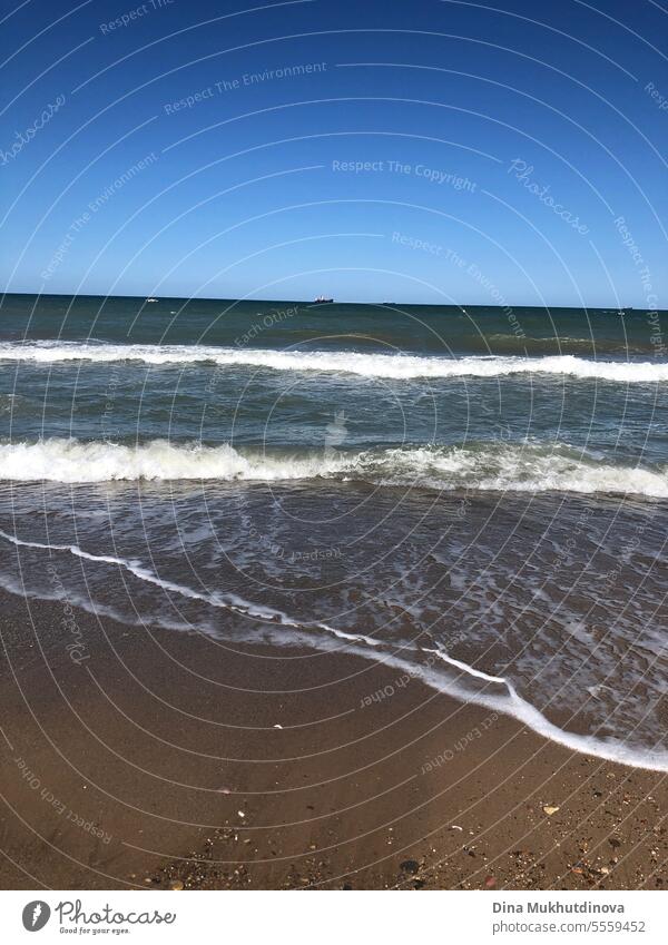 Meerblick mit Wellen an einem sonnigen Tag im Sommer. Starker Wind und Wellen am Strand. Authentisches Handy-Foto. MEER mediterran Lifestyle offen winken Wasser