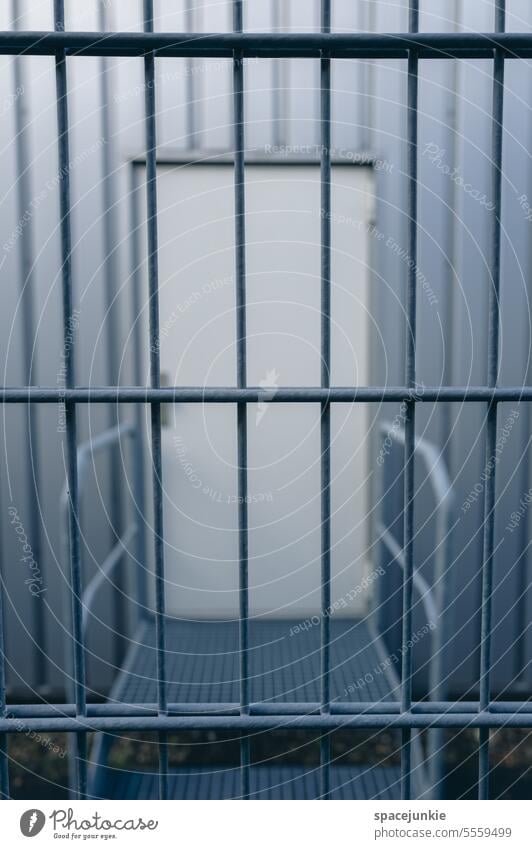 Hinter verschlossenen Türen - ein lizenzfreies Stock Foto von