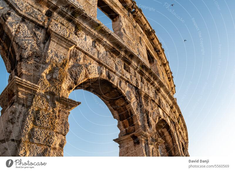 Die Pula Arena ist ein römisches Amphitheater in Pula, Kroatien. Dieses Foto wurde im Juli 2023 aufgenommen. adriatisch antik Antiquität Bogen Archäologie