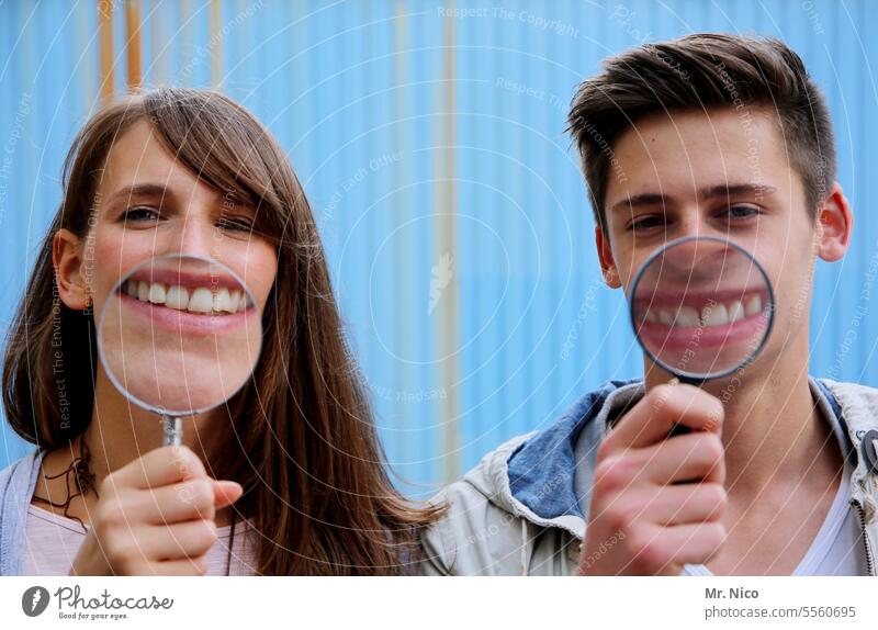bewusstseinserheiternd I lächle ! Lächeln Zähne zeigen Lupe Zahnpflege Zahnarzt Mund Gebiss lachen Unsinn Grimasse Gesicht vergrößert groß lustig aufgerissen