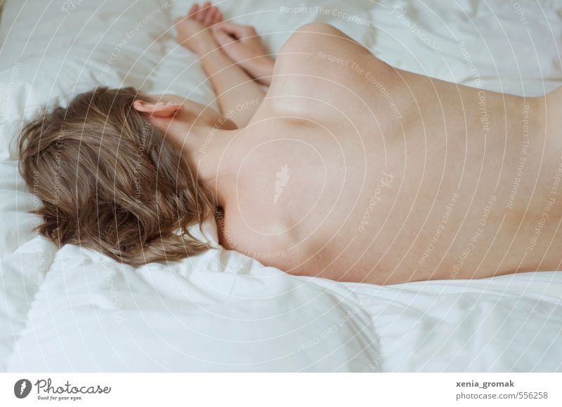 Einsamkeit Mensch feminin Frau Erwachsene Körper Rücken 1 18-30 Jahre Jugendliche berühren liegen schlafen Sex ästhetisch Erotik nackt dünn schön blau weiß