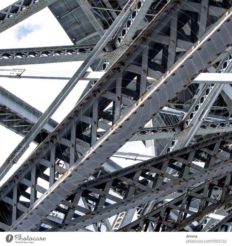 sinnvolle Aufrüstung Brücke Stahl Verstrebung Gerüst Metall Strebe Streben Stahlstreben Hängebrücke Strukturen & Formen Stahlgerüst hoch grau Stahlkonstruktion