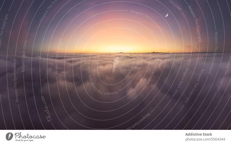 Weiße dicke und weiche Wolken schweben bei Sonnenuntergang Cloud Schwimmer Mond Berge u. Gebirge Kamm Natur felsig Kumulus Landschaft Spanien Nebel Dunst