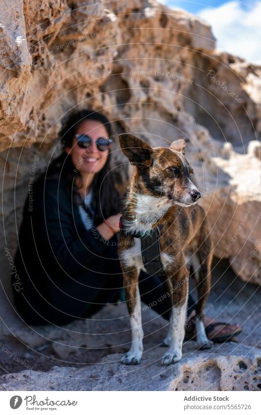 Frau mit ihrem Hund neben einigen Felsen Haustiere Natur im Freien Säugetier Erwachsener Tag eine Person Freundschaft Zusammengehörigkeitsgefühl