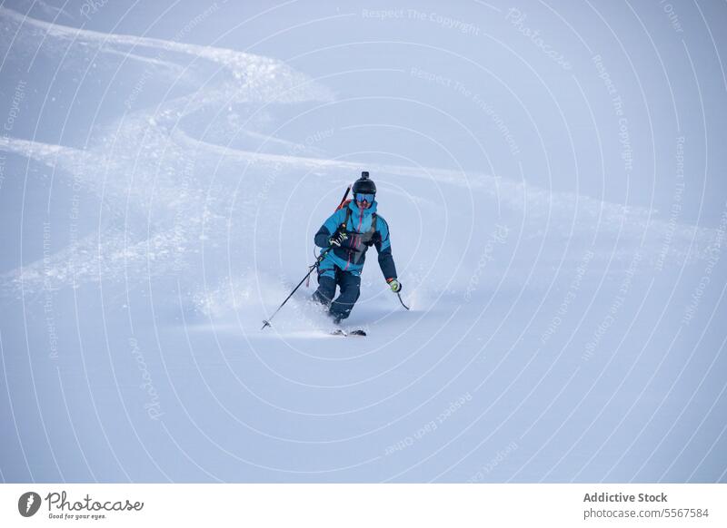 Anonyme Person beim Abstieg von einem schneebedeckten Berg Skifahrer Schnee absteigend Berge u. Gebirge unkenntlich Mast deckend Skifahren anstrengen