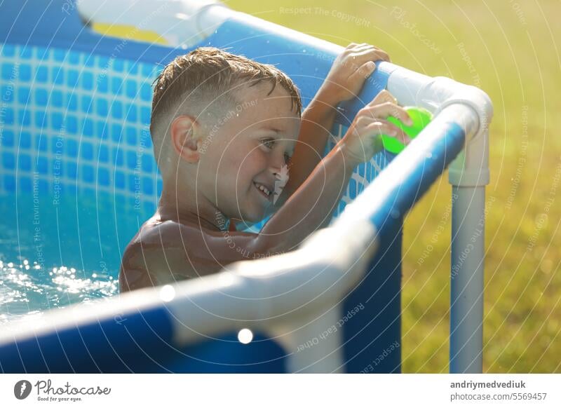 Portrait lächelnd Junge spielt im Schwimmbad. Sommerferien oder Klassen. Sommerzeit und Schwimmen Aktivitäten für glückliche Kinder auf den Pool Spaß schwimmen
