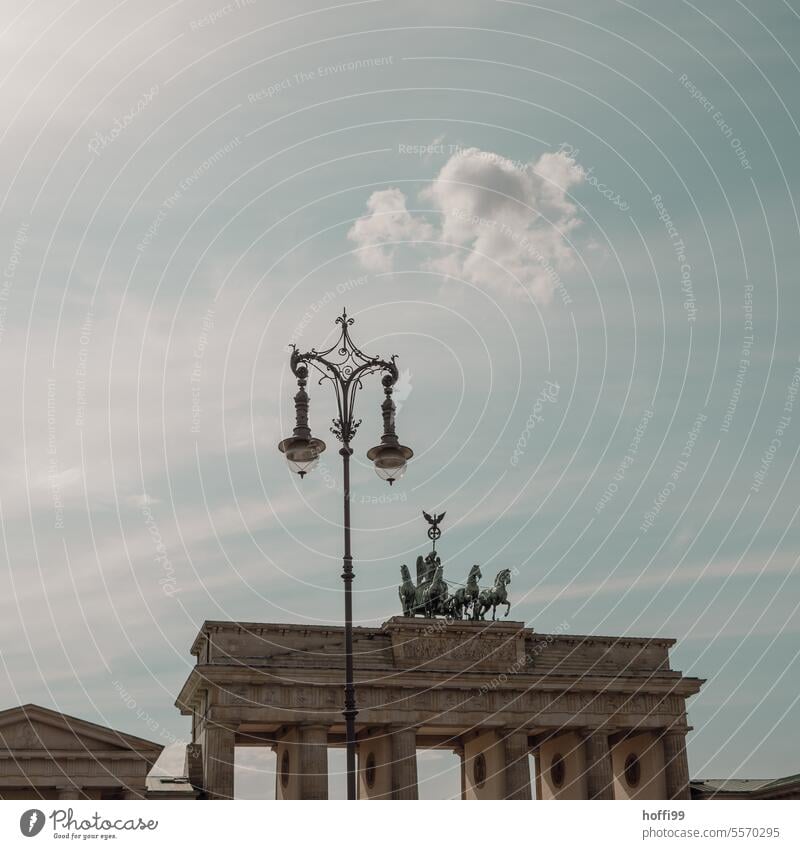 Strassenbeleuchtung mit Wölkchen über dem Brandenburger Tor Straßenlaterne Berlin Hauptstadt Wahrzeichen Denkmal Sehenswürdigkeit Tourismus Stadtzentrum