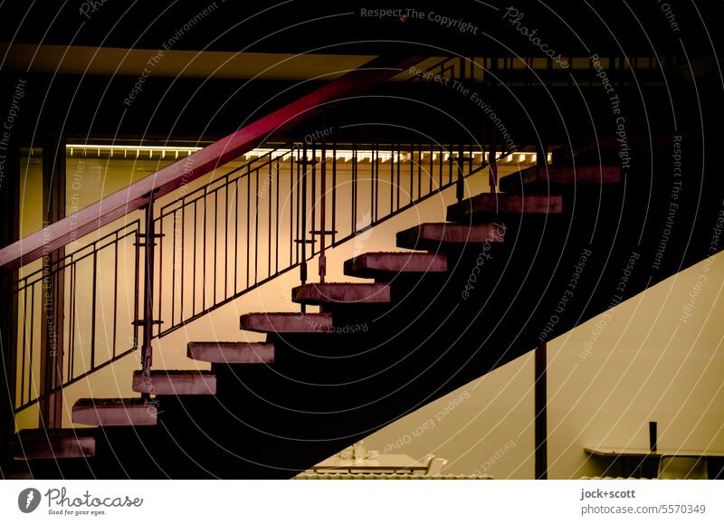 Treppe im Dunkeln aus einer anderen Zeit Architektur Raum Gegenlicht Low Key Silhouette Wege & Pfade Kontrast Schatten Nacht Treppengeländer Hintergrund neutral