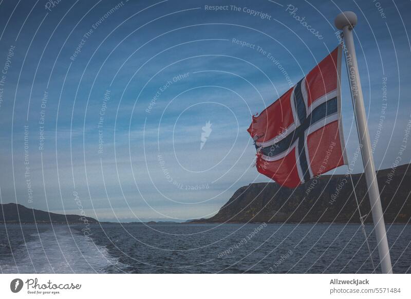 Norwegische Flagge auf dem Heck einer Fähre in Norwegen Wasser Meer Schönes Wetter Außenaufnahme Farbfoto Schifffahrt Küste Horizont Skandinavien nordisch