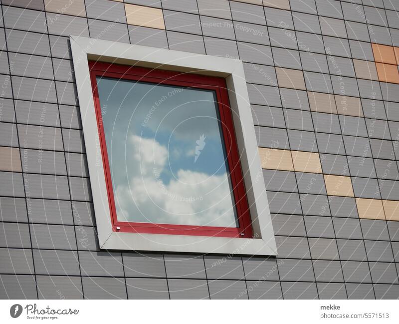 Ein Blick in die Wolken Fenster Fensterscheibe Glas Haus Glasscheibe Reflexion & Spiegelung Gebäude Scheibe Fassade Stadt Schaufenster Architektur modern Himmel