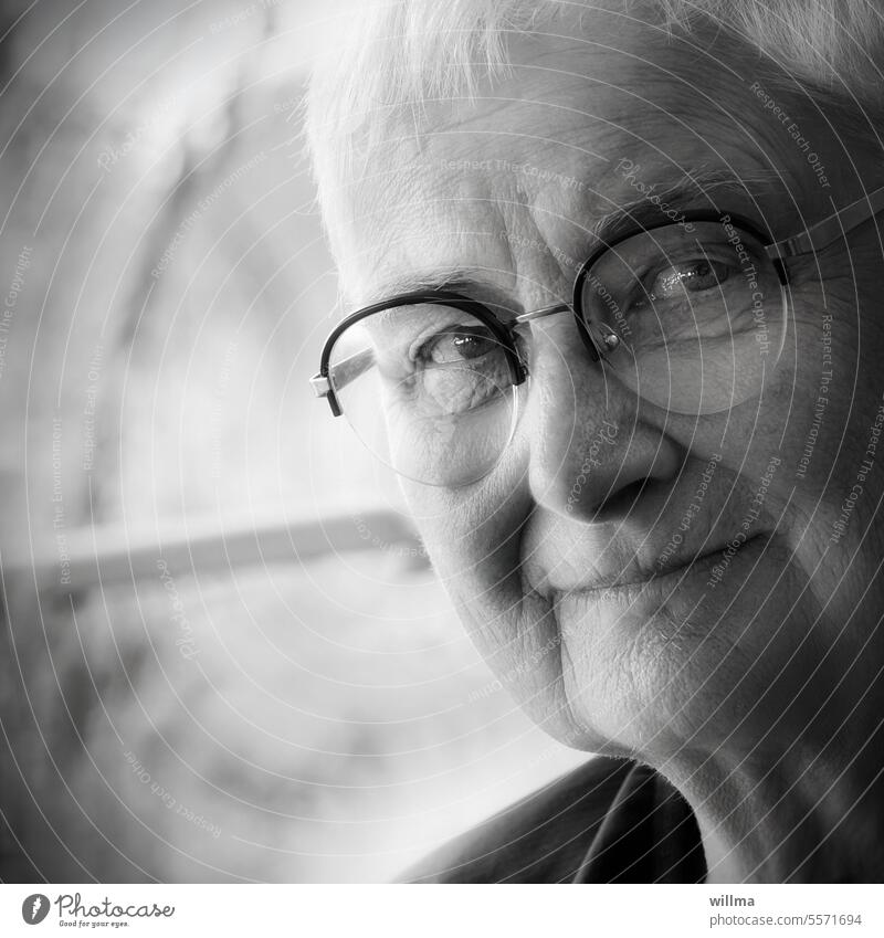 Ich wollte, ich wüsste, ich würde alt, dann würde ich in Würde alt werden wollen. Seniorin Gesicht Porträt Frau weißhaarig Brille Lesebrille Sehschwäche