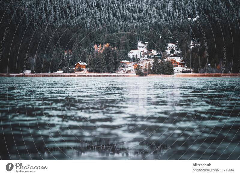 Zugefrorener Bergsee an einem November Morgen Eis Kälte Berge Schweiz Lenzerheide Vaz/Obervaz Graubünden Berge u. Gebirge Alpen Ferien & Urlaub & Reisen