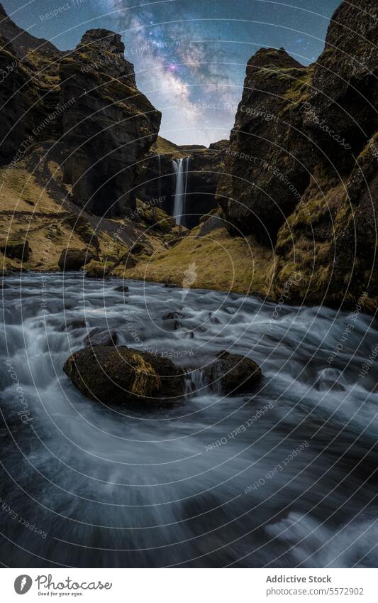 Stürmischer Wasserfall in felsiger Schlucht bei Nacht in Island Felsen turbulent fließen Felsbrocken Himmel Natur Landschaft Bewegung kampfstark zwängen