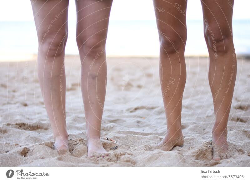 NACKIGE BEINE - HAUTTÖNE Beine nackt nackte beine Frauen Nackte Haut Sand Strand ungebräunt Sommer Ferien & Urlaub & Reisen Tourismus