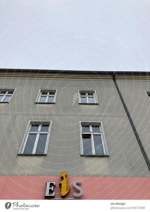 Fassade mit den Buchstaben E i S eis fenster grau trist