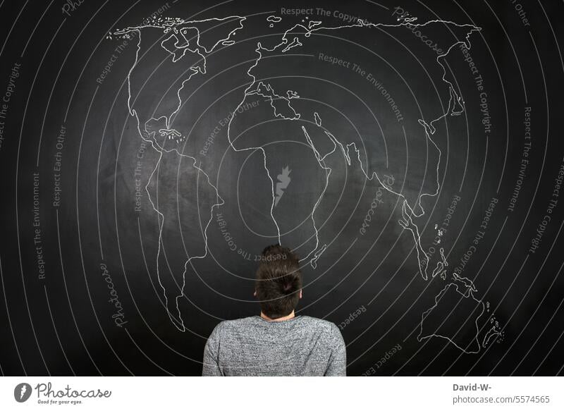 Mann vor einer riesigen Weltkarte Gedanken nachdenklich Zukunftsangst Umwelt ungewiss Kontinente Zerstörung Armut Umweltschutz Krieg Erde Zeichnung Kreide
