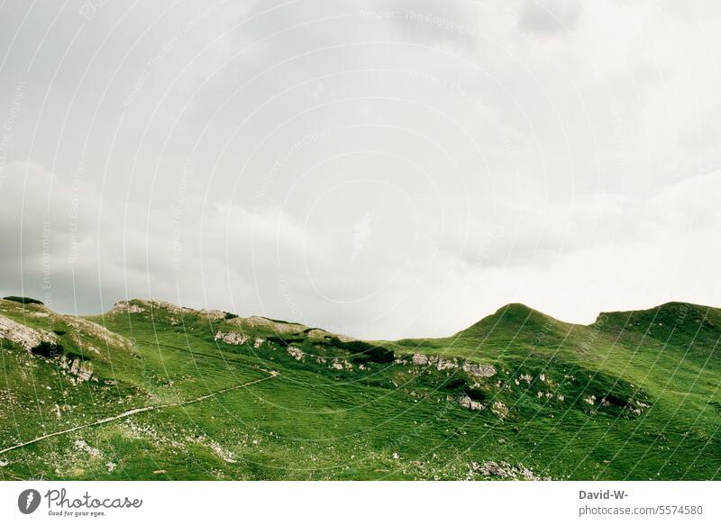 Grüne Hügelige Landschaft Berge Wolken Weg Pfad Wanderung Natur Urlaub Reisen Himmel hügelig Tourismus wandern Ferien