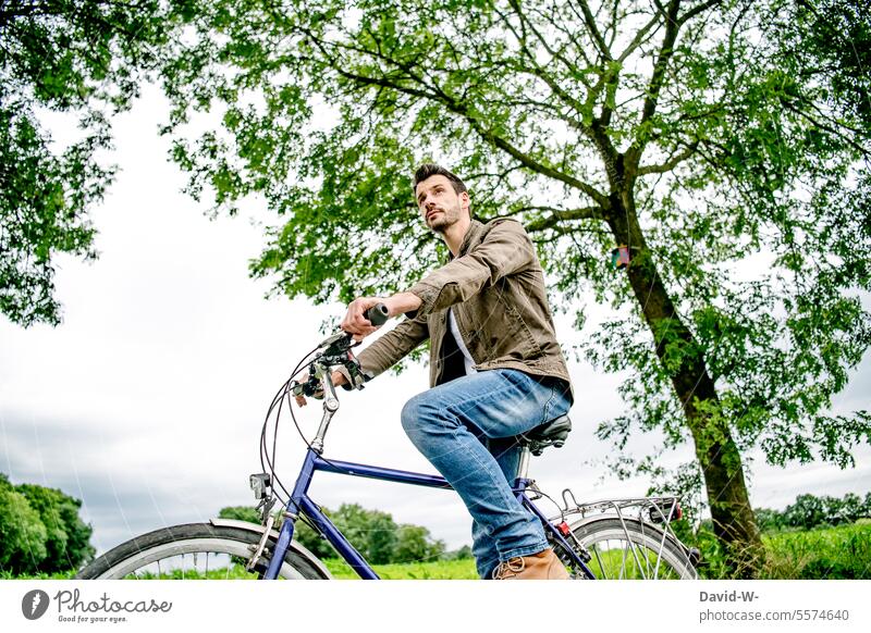 Mann auf dem Fahrrad Fahrradfahren umweltfreundlich Natur Rad Verkehrsmittel Lifestyle Straße Radfahren Umwelt nachhaltig