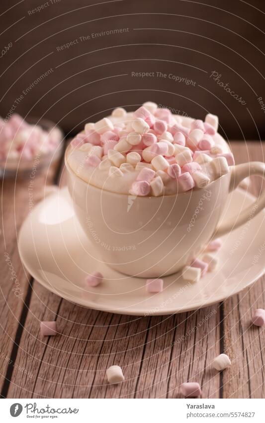 Foto süßes Dessert, weiß und rosa Marshmallow, Kaffeetasse mit Schaum, Nahaufnahme, Genuss, Minimalismus, Snack, Cafe, Atmosphäre Fotografie aromatisch