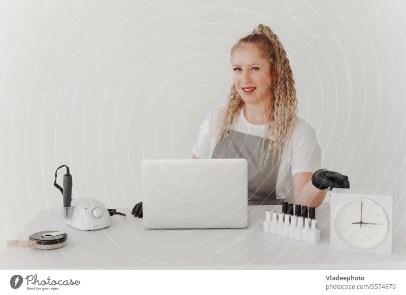 Frau Professionelle Maniküre an ihrem Schreibtisch arbeitet mit einem Laptop. Registrieren Sie sich für Maniküre Dienstleistungen, Freelancer Work Schedule