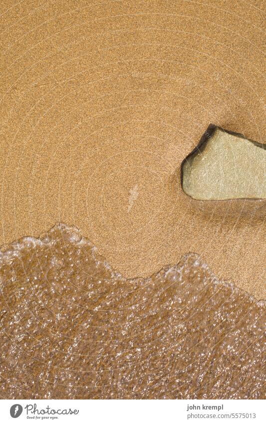 Der Stein des Anstoßes Strand Meer braun Sand Welle