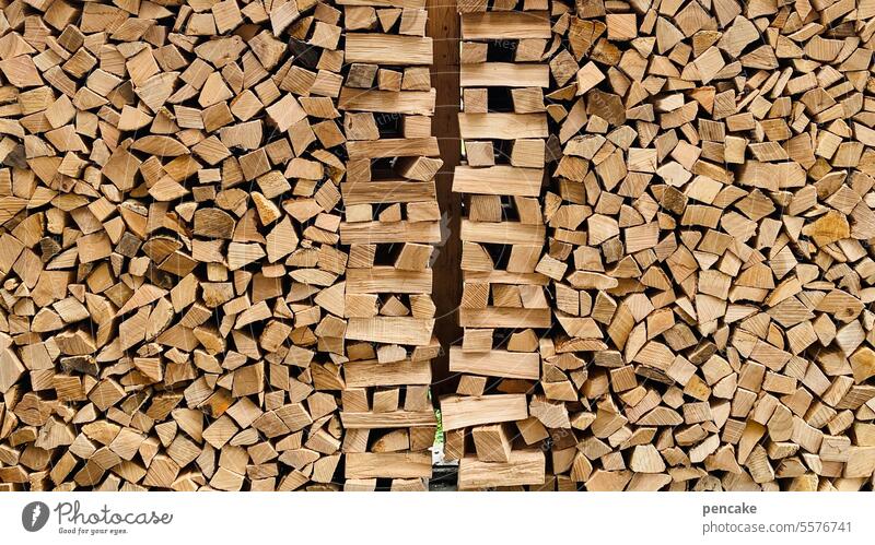 hilfreich | holz vor der hütten Holz Vorrat Holzstapel Brennholz Winter Feuer Wärme stapeln Vorsorge Brennstoff Stapel Energie Material gestapelt