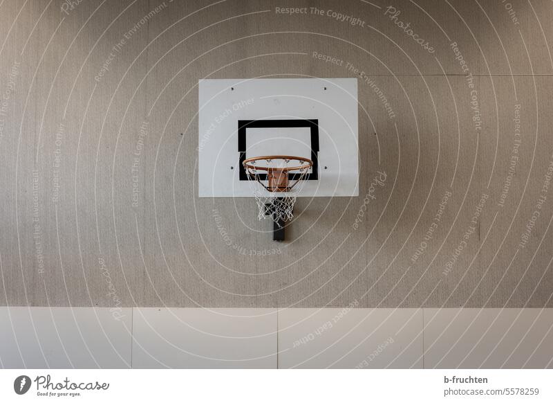 Basketballkorb in einer Turnhalle Sport Korb Spielen Ballsport Freizeit & Hobby Wand alt gebraucht benutzt Basketballplatz Sportstätten Netz Sport-Training leer