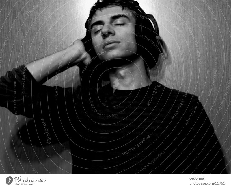 Menschenskind XI Mann Porträt Stil Wand Holz Hand Körperhaltung Pullover Musik hören Kopfhörer Licht Maserung Gesicht Gesichtsausdruck Schwarzweißfoto