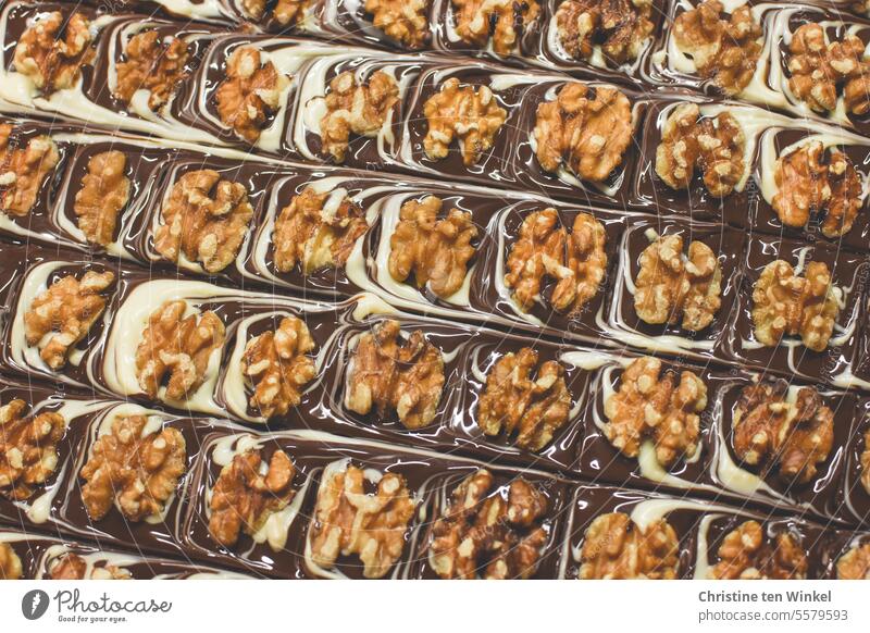 Brownies Kuvertüre Walnüsse Walnusshälften Kuchen süß backen lecker Schokolade Gebäck Ernährung braun Backwaren Lebensmittel Weihnachten & Advent