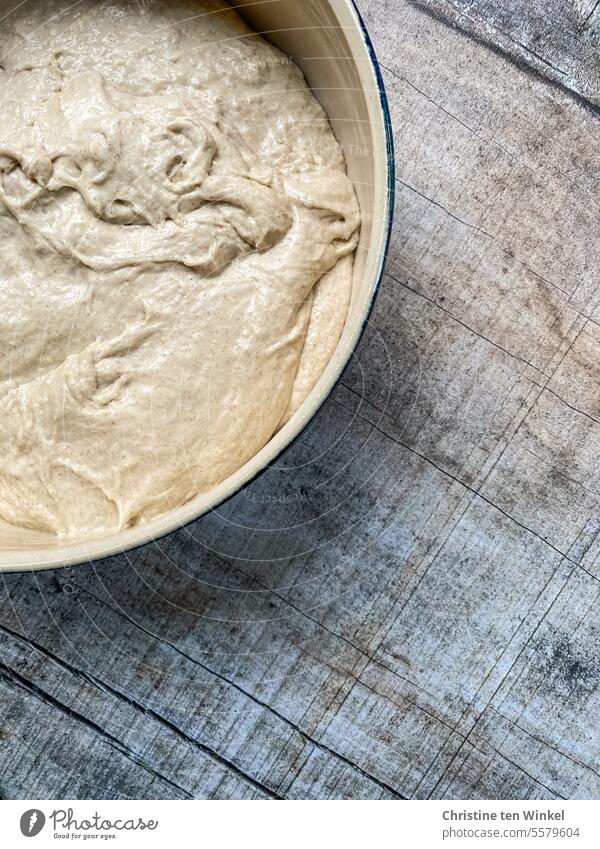 Zum Abendessen gibt es frisches Brot Brotteig Hefeteig Teigruhe Schüssel backen Backwaren häusliches Leben selber backen Brot backen selbstgemacht Lebensmittel