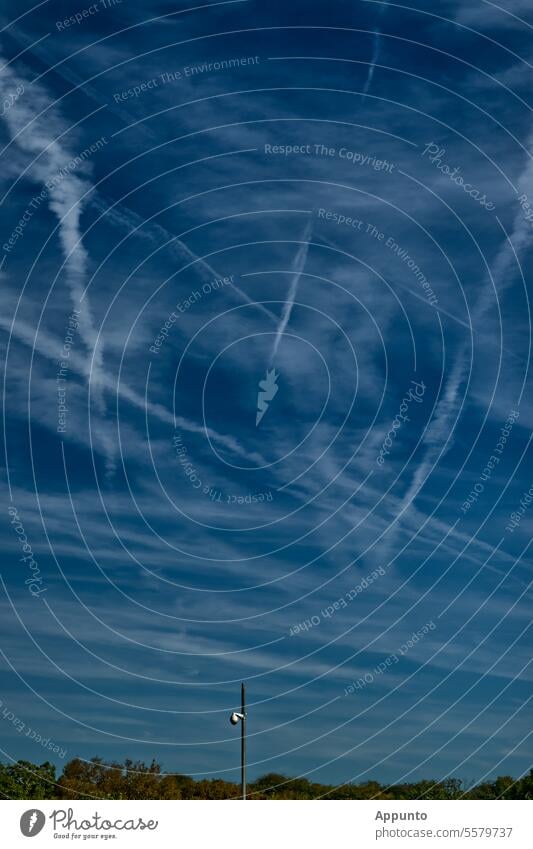 Himmelszeichen (Blauer Himmel mit mehreren kreuzförmig angeordneten Kondensstreifen, die zusammen die Form eines Herzens bilden) blau Kreuze herzförmig Zeichen