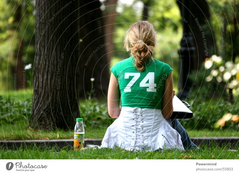 YoungLady Frau Dame blond grün 74 Park Mappe Baum ruhig Jacke Einsamkeit Denken Zopf Erholung Wald Ecke weiß Getränk Haare & Frisuren sitzen T-Shirt Flasche