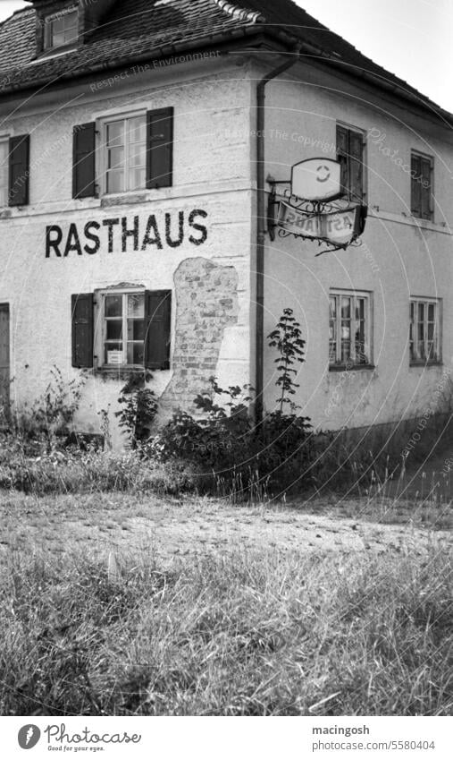Verlassenes Rasthaus in Bayern rasthaus gaststätte hotel verfallen alt Haus Einsamkeit Schwarzweißfoto schäbig Traurigkeit gruselig Ruine kaputt Vergänglichkeit