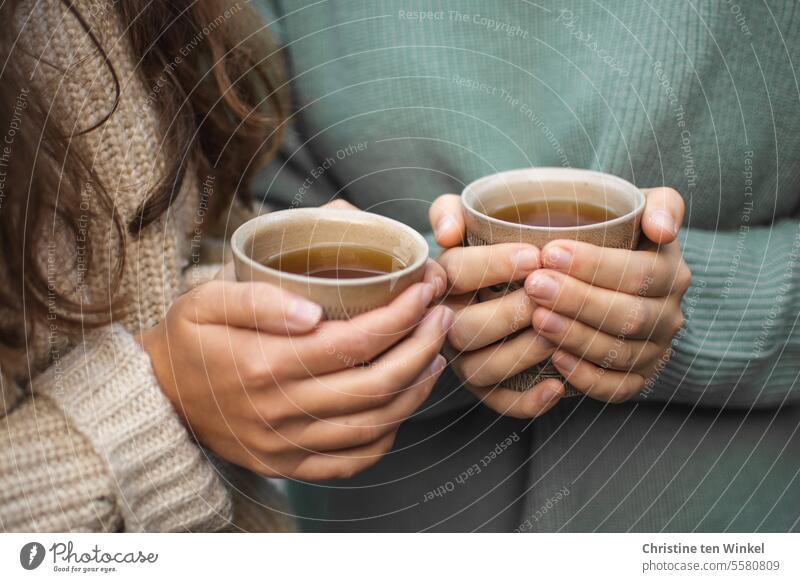 wärmendes | Heißgetränke Hände Teebecher festhalten gemeinsam heißer Tee Herbst Pullover Kälte aufwärmen genießen Getränk kalte Jahreszeit Winter Lifestyle