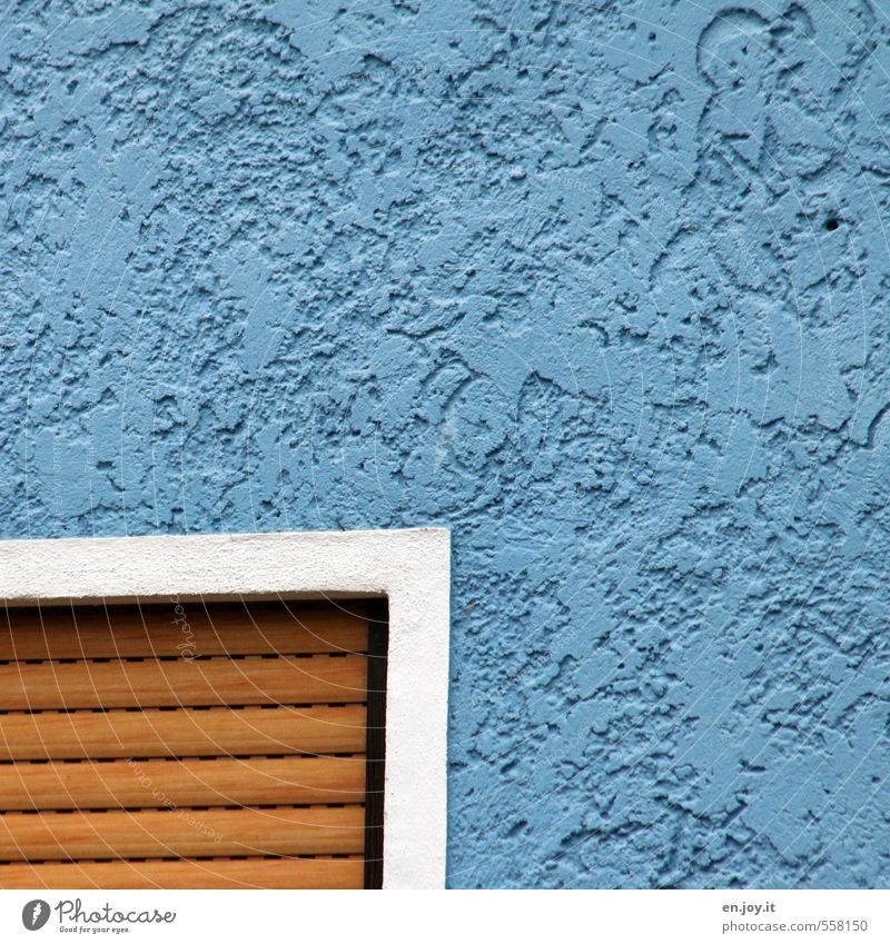Hausecke Häusliches Leben Hausbau Mauer Wand Fassade Fenster Rollladen Rollo eckig blau braun weiß Sicherheit Schutz Wachsamkeit Farbfoto Außenaufnahme