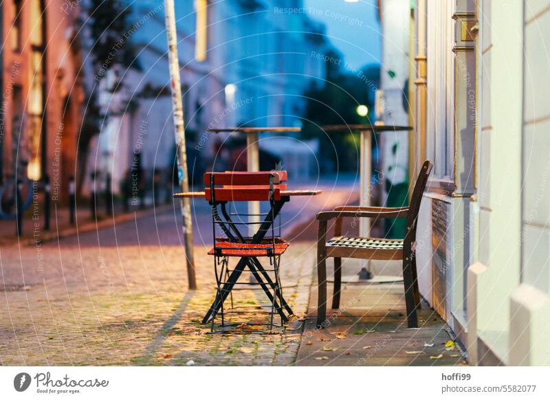 Abenddämmerung in der Stadt mit Stühle und Tisch vor einer Kneipe kietzkultur urban stimmungsvoll Gastronomie Tische stühle Bistro leer Freie Plätze Stuhl Café