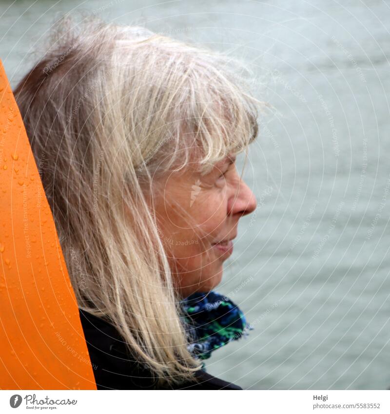 Herbstzeit | zerzaust vom Wind ... Frau Mensch Seniorin Porträt Kopf Gesicht langhaarig Profil Lächeln windig blond Halstuch Wasser Blick feminin Erwachsene