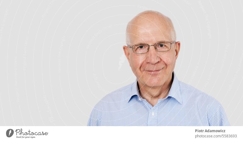 Porträt eines älteren Mannes mit Brille Senior alt weiß Hintergrund ernst Holunderbusch Gesicht vereinzelt Kopfschuss Ruhestand Atelier Kopie Raum grau