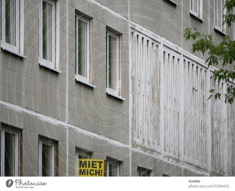 weg damit! | Zu Vermieten Haus Wohnung Wohnhaus Stadt Gebäude Fassade Architektur Menschenleer wohnen trist Plattenbau Beton urban Wand Hochhaus Einsamkeit grau