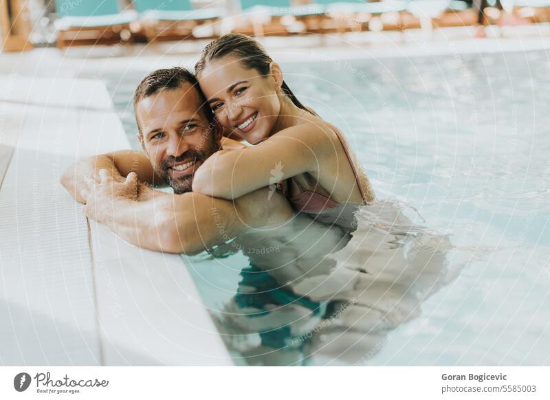 Junges Paar entspannt sich im Hallenschwimmbad Erwachsener attraktiv schön Schönheit Bikini Körper Kaukasier Tag genießen genießend Frau Glück Halt