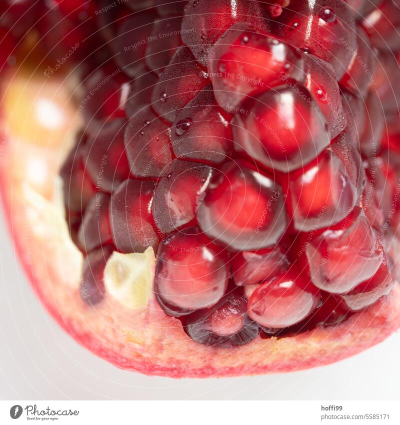 Nahaufnahme von Granatapfelkernen ausgenommen Farbfoto frisch Innenaufnahme Essen Lebensmittel Gesundheit Frische Frucht Ernährung Gesunde Ernährung rot