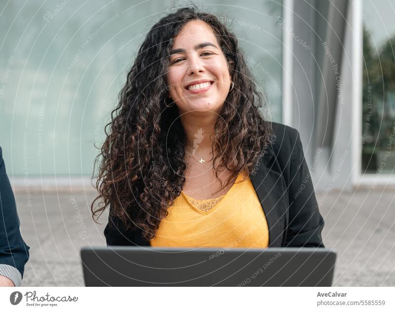 Lächelnde junge hispanische Geschäftsfrau, Unternehmerin, professionelle Managerin, lächelnd auf der Straße im Freien Kollege Frau Frauen Person Laptop Computer