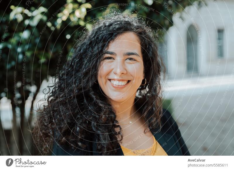 Lächelnde junge hispanische Geschäftsfrau, Unternehmerin, professionelle Managerin, lächelnd auf der Straße Büro Kollege Business Frau Person Porträt