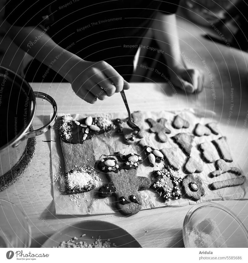 hilfreich | Geduld und Fingerspitzengefühl beim verzieren der Plätzchen s/w Weihnachten & Advent backen Kinder Kekse Weihnachtsgebäck Weihnachtsplätzchen lecker